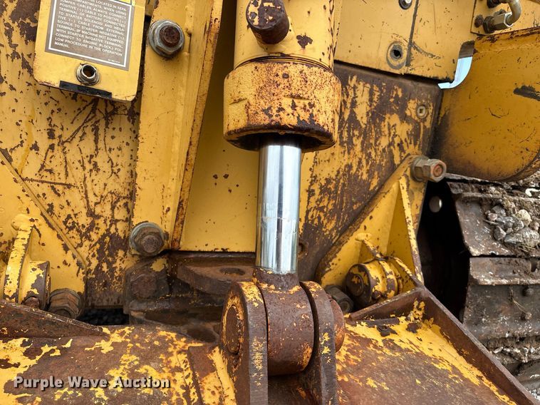 image for item EM2600 1995 Caterpillar D4C dozer