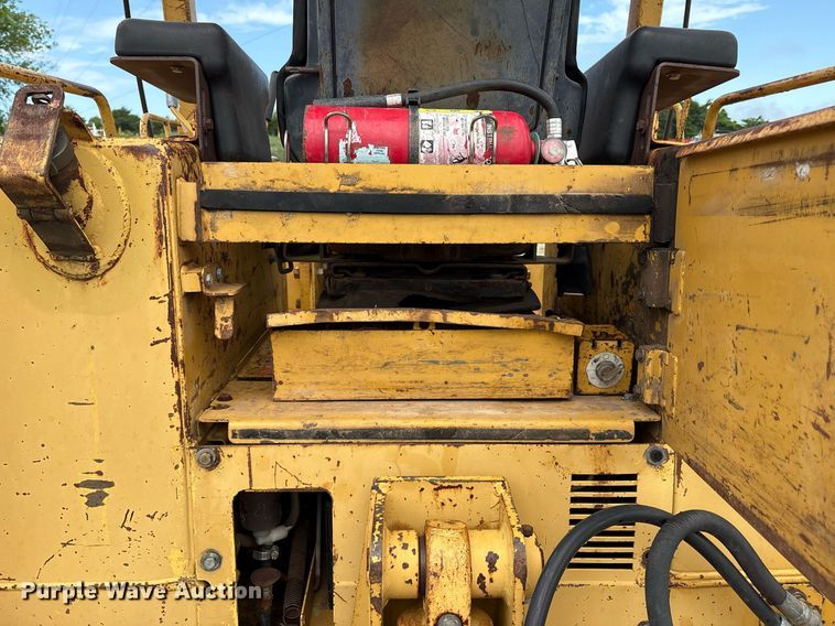 image for item EM2600 1995 Caterpillar D4C dozer