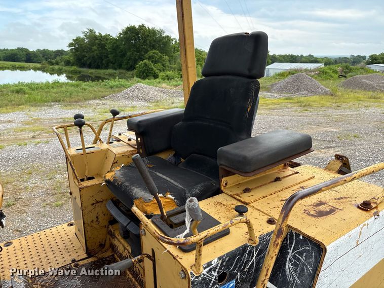 image for item EM2600 1995 Caterpillar D4C dozer