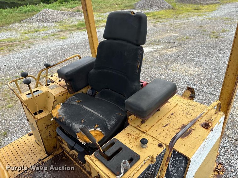 image for item EM2600 1995 Caterpillar D4C dozer