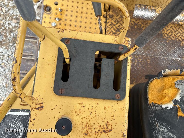 image for item EM2600 1995 Caterpillar D4C dozer