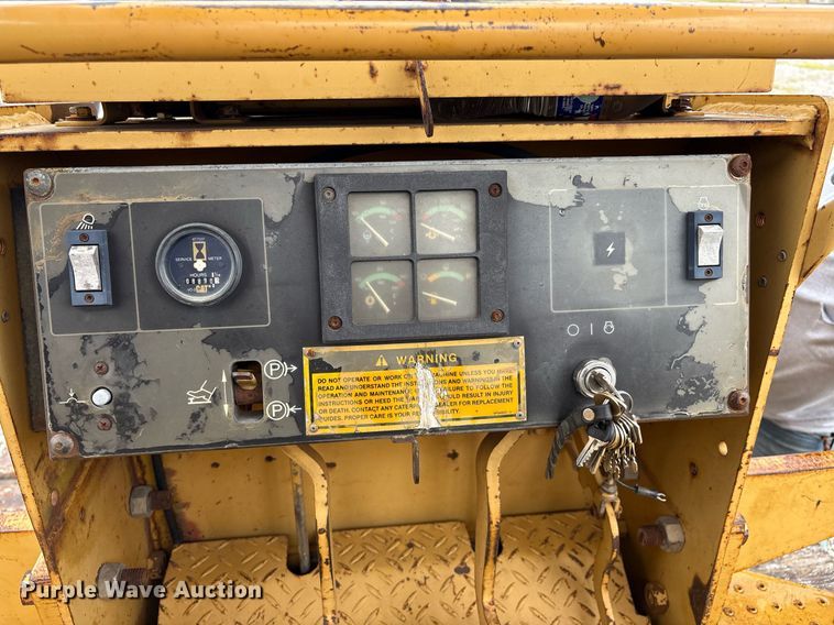 image for item EM2600 1995 Caterpillar D4C dozer