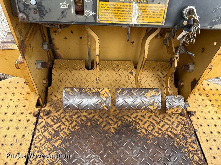 image for item EM2600 1995 Caterpillar D4C dozer