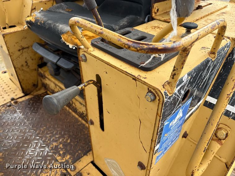 image for item EM2600 1995 Caterpillar D4C dozer