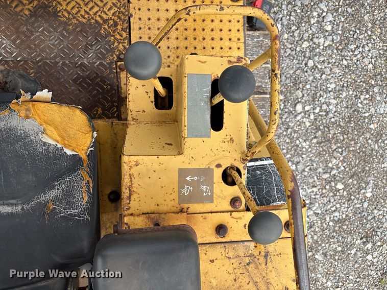 image for item EM2600 1995 Caterpillar D4C dozer