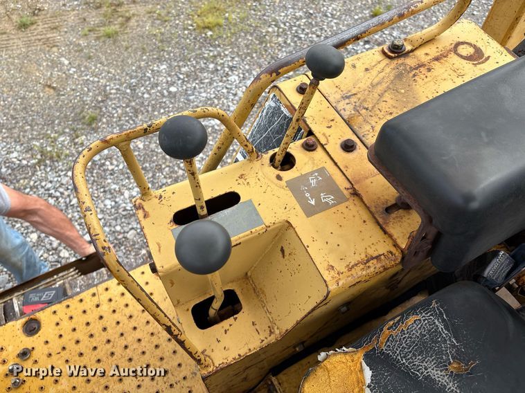 image for item EM2600 1995 Caterpillar D4C dozer