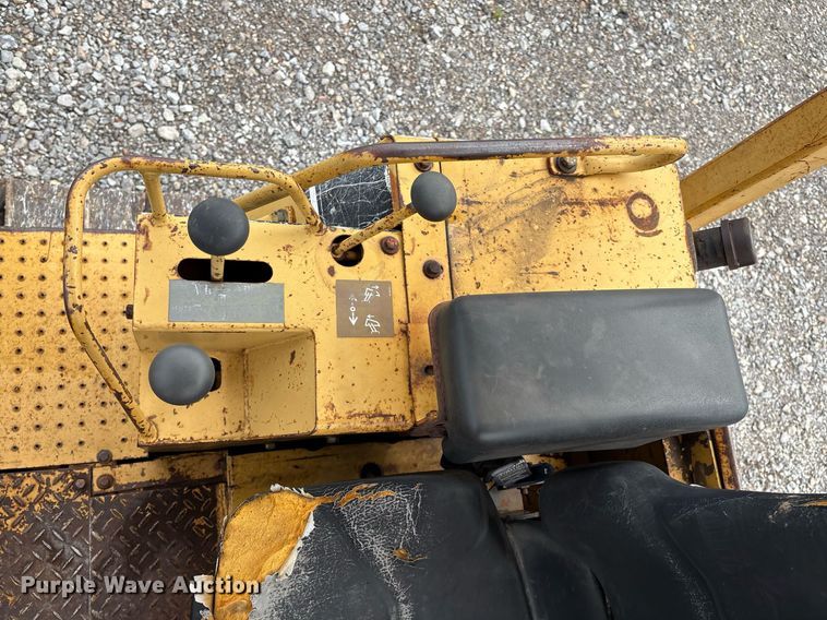 image for item EM2600 1995 Caterpillar D4C dozer