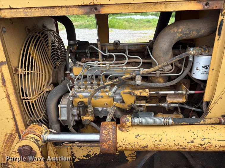 image for item EM2600 1995 Caterpillar D4C dozer