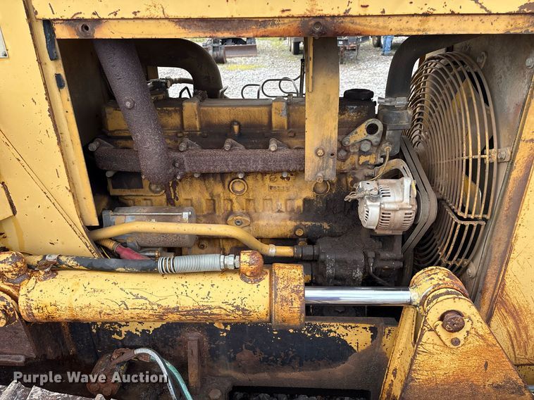 image for item EM2600 1995 Caterpillar D4C dozer