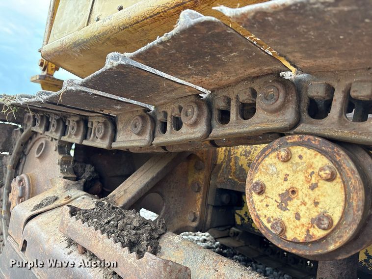 image for item EM2600 1995 Caterpillar D4C dozer