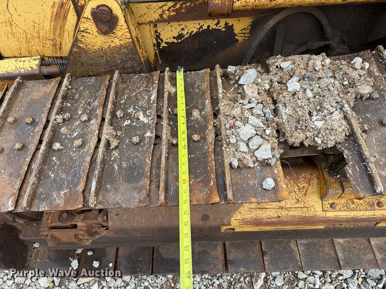 image for item EM2600 1995 Caterpillar D4C dozer