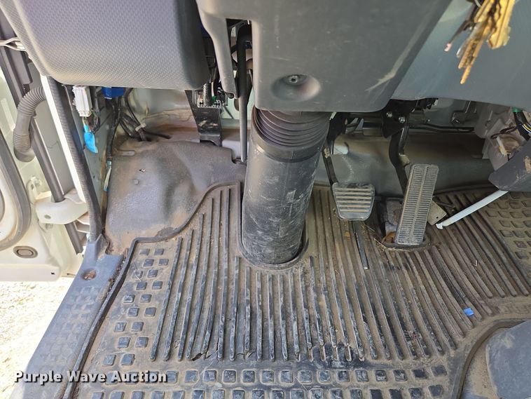 image for item EM7150 2019 Isuzu  NPR box truck