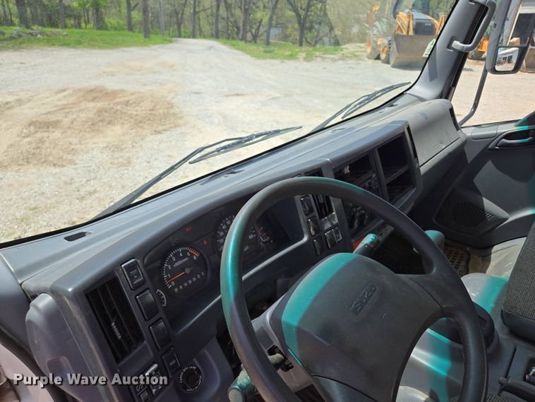 image for item EM7150 2019 Isuzu  NPR box truck