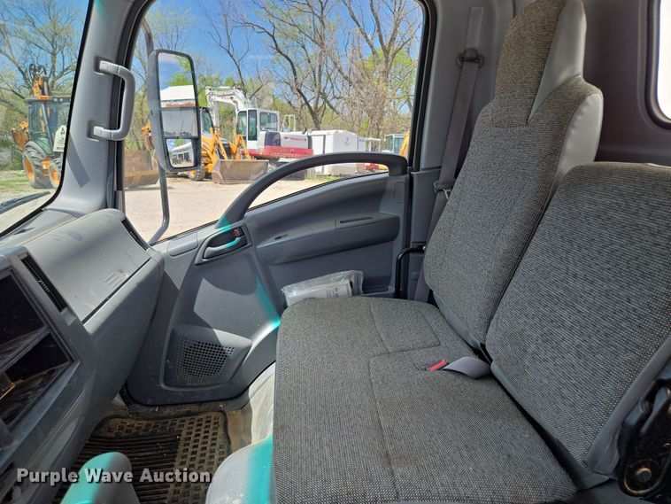 image for item EM7150 2019 Isuzu  NPR box truck