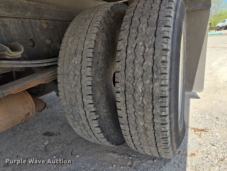 image for item EM7150 2019 Isuzu  NPR box truck