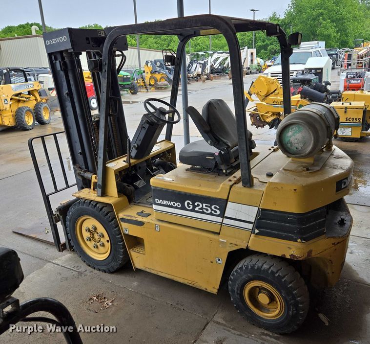 image for item EM7385 Daewoo G25S forklift
