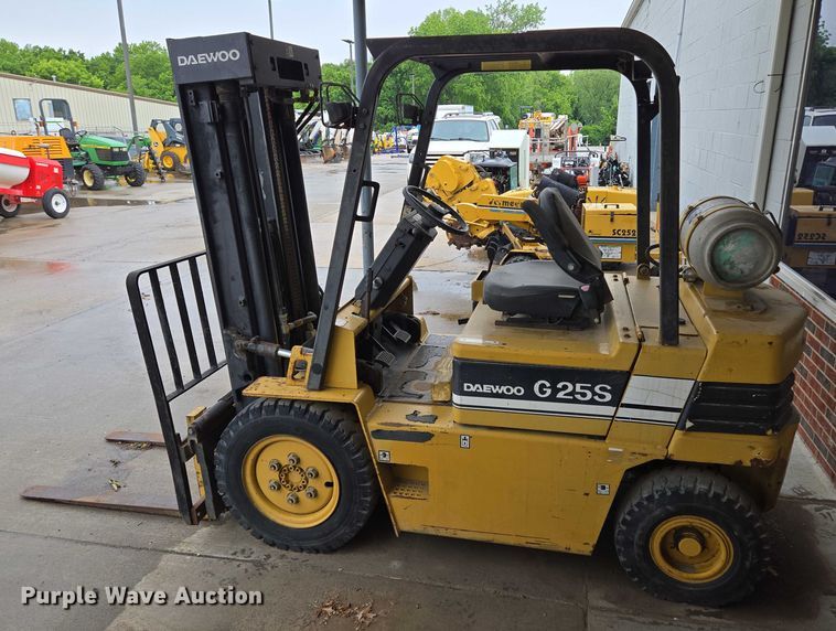 image for item EM7385 Daewoo G25S forklift