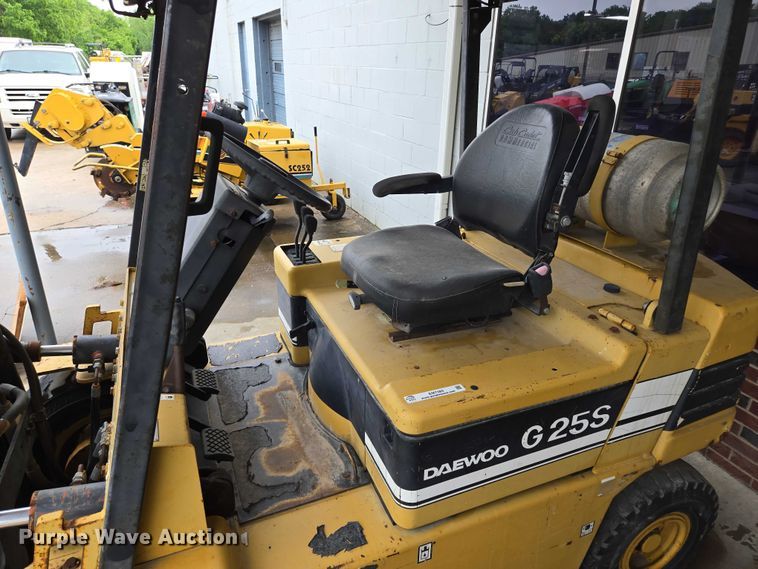image for item EM7385 Daewoo G25S forklift
