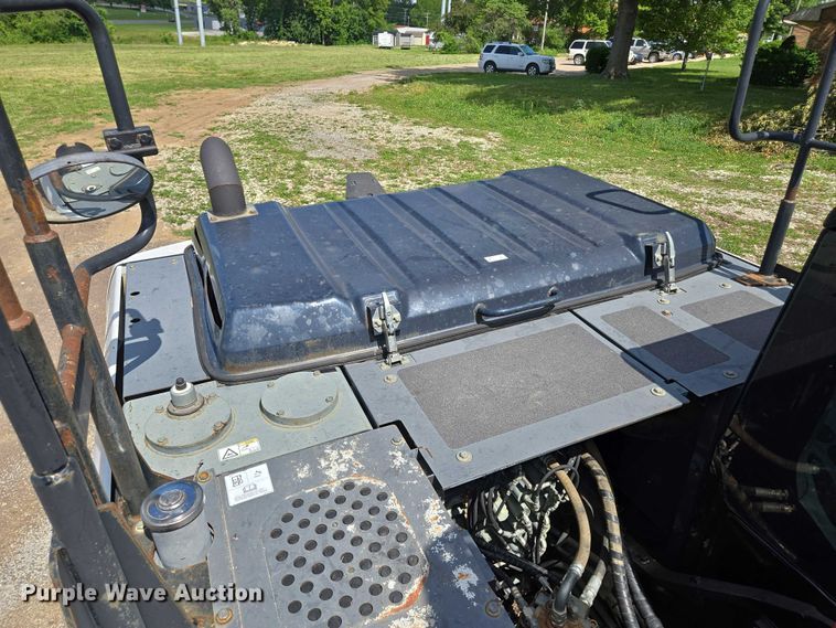 image for item EM7427 2019 Link-Belt 210X4 long reach excavator