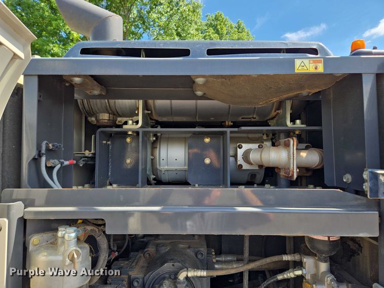 image for item EM7427 2019 Link-Belt 210X4 long reach excavator