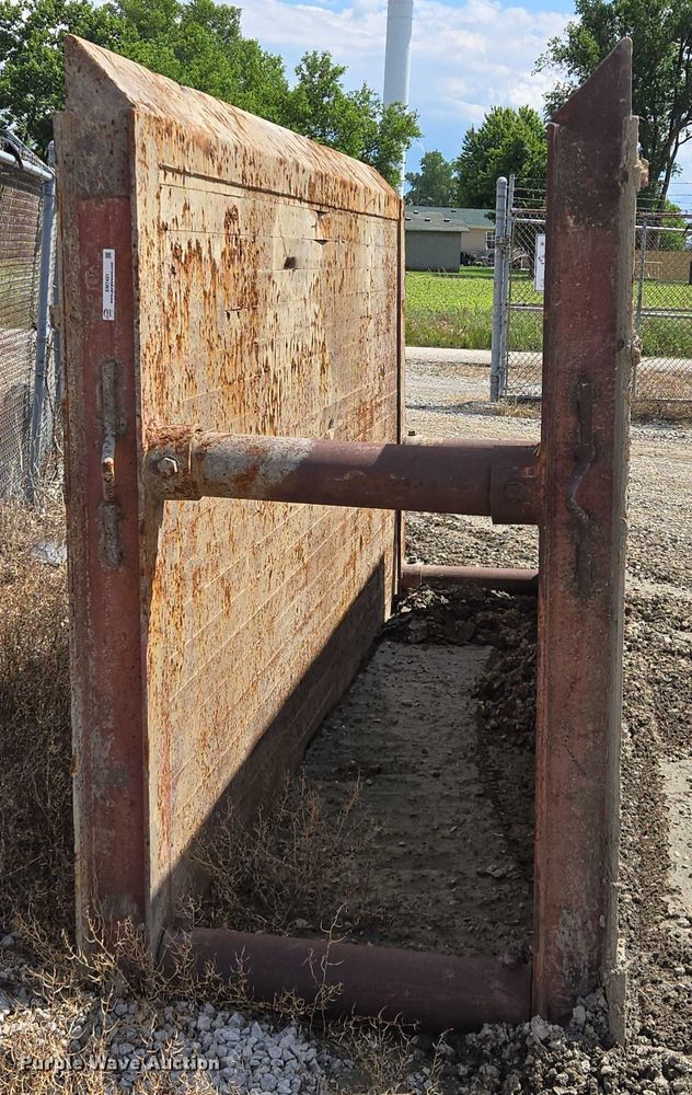 image for item EM7431 Trench box