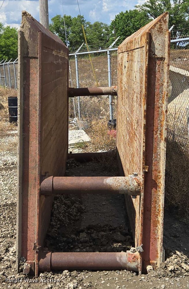 image for item EM7431 Trench box