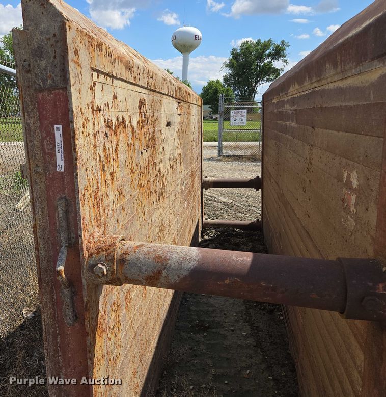 image for item EM7431 Trench box