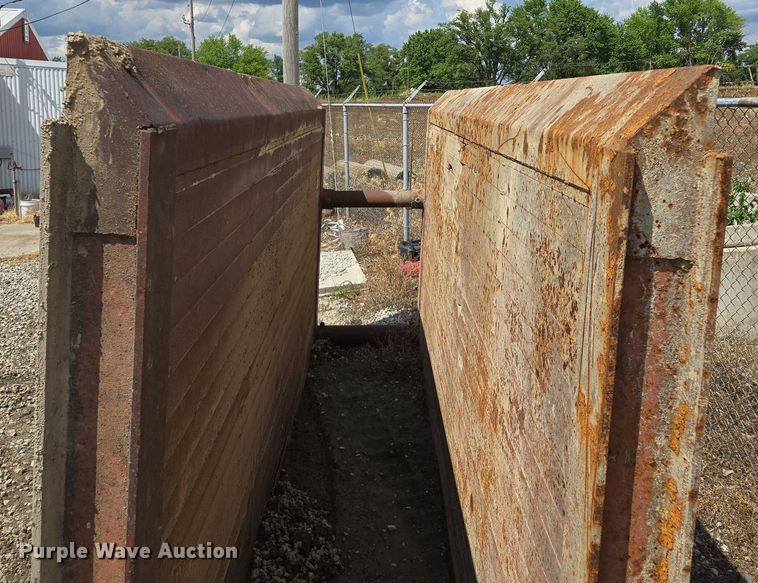 image for item EM7431 Trench box