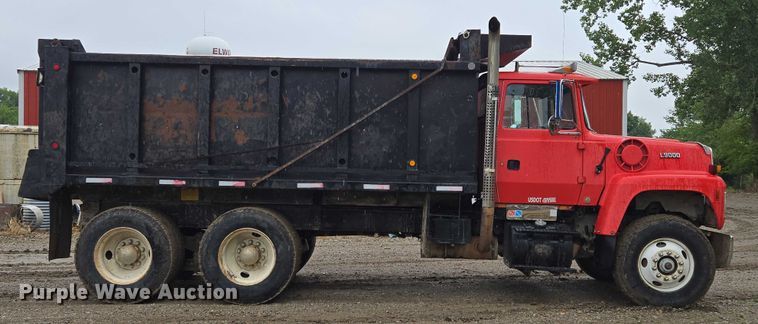 image for item EM7447 1995 Ford L9000 dump truck