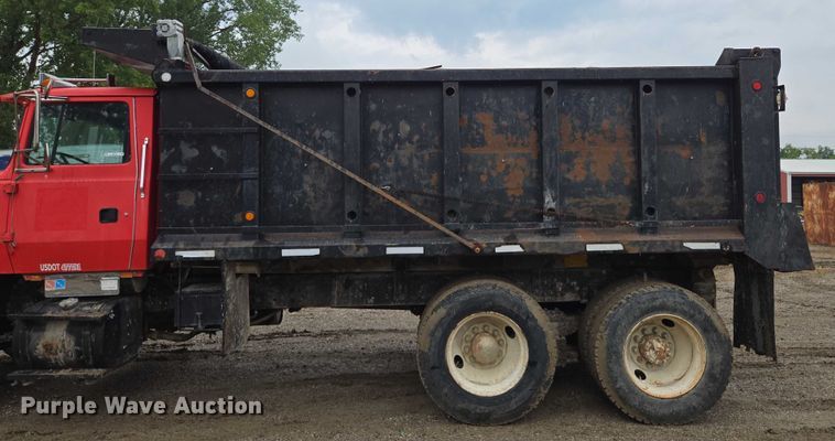 image for item EM7447 1995 Ford L9000 dump truck