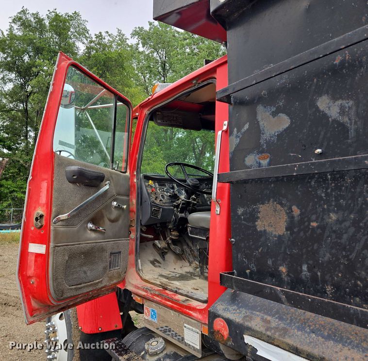 image for item EM7447 1995 Ford L9000 dump truck