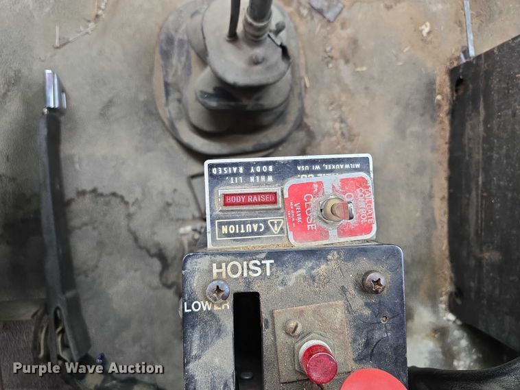 image for item EM7447 1995 Ford L9000 dump truck