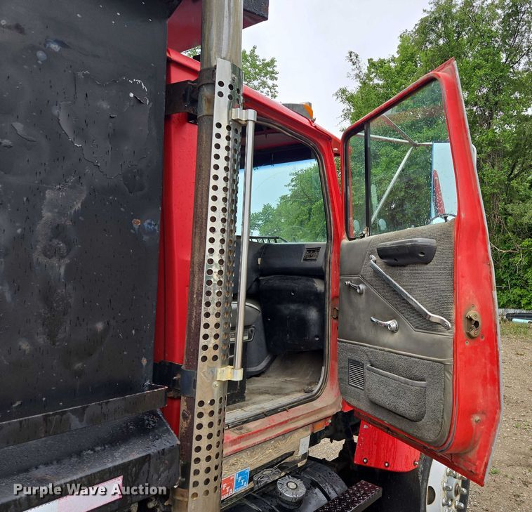 image for item EM7447 1995 Ford L9000 dump truck