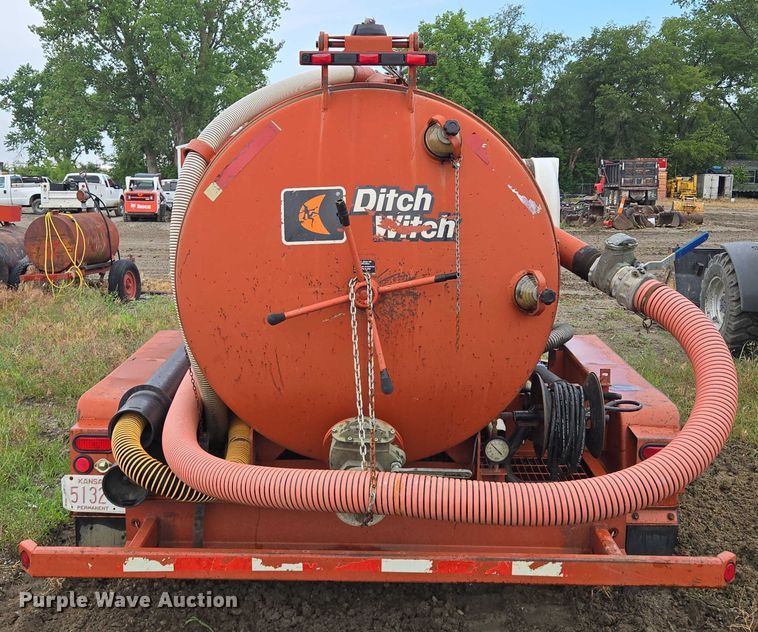 image for item EM7448 2003 Ditch Witch FX30 vacuum excavator