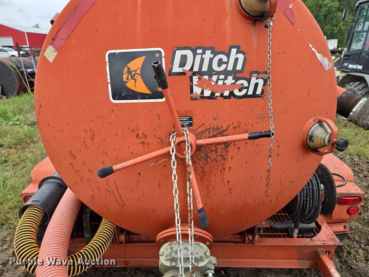 image for item EM7448 2003 Ditch Witch FX30 vacuum excavator