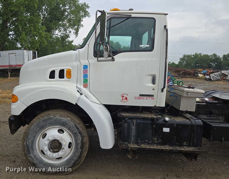 image for item EM7449 1999 Sterling L7501 semi truck