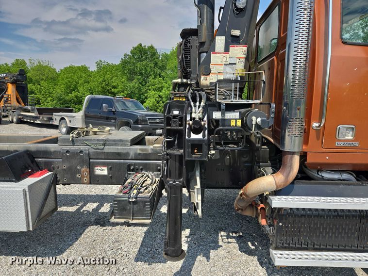 image for item EM7481 Hiab 335K-4 Hipro truck mounted crane