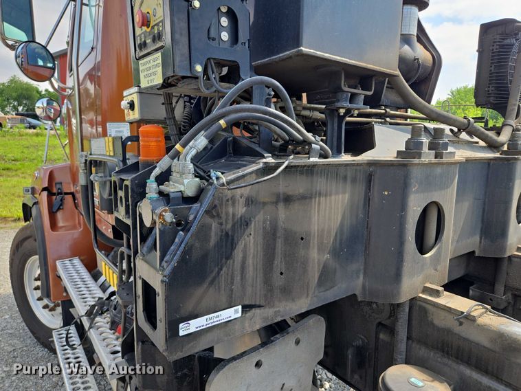 image for item EM7481 Hiab 335K-4 Hipro truck mounted crane