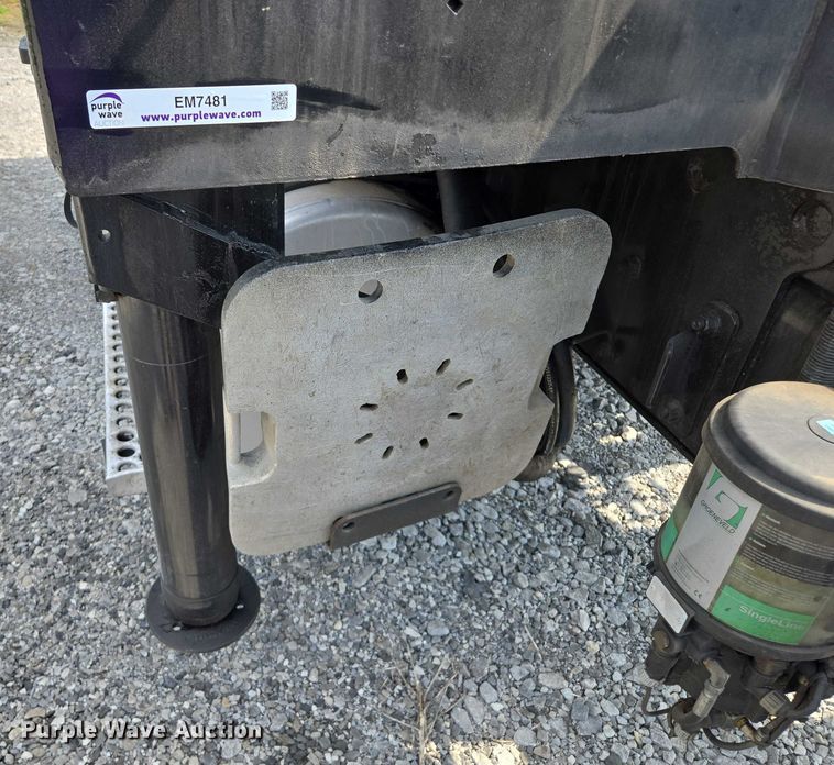 image for item EM7481 Hiab 335K-4 Hipro truck mounted crane