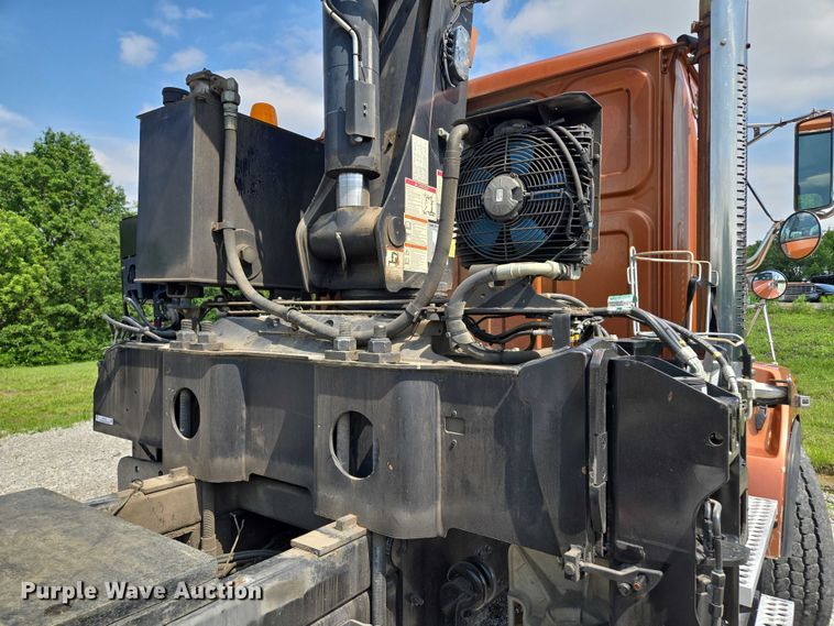 image for item EM7481 Hiab 335K-4 Hipro truck mounted crane