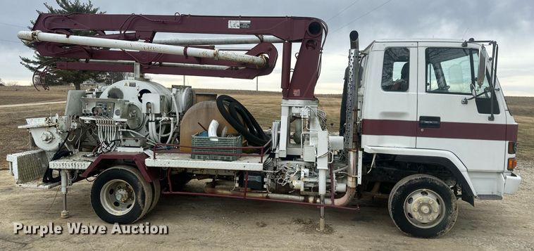 image for item EN5132 1995 Isuzu concrete pump truck