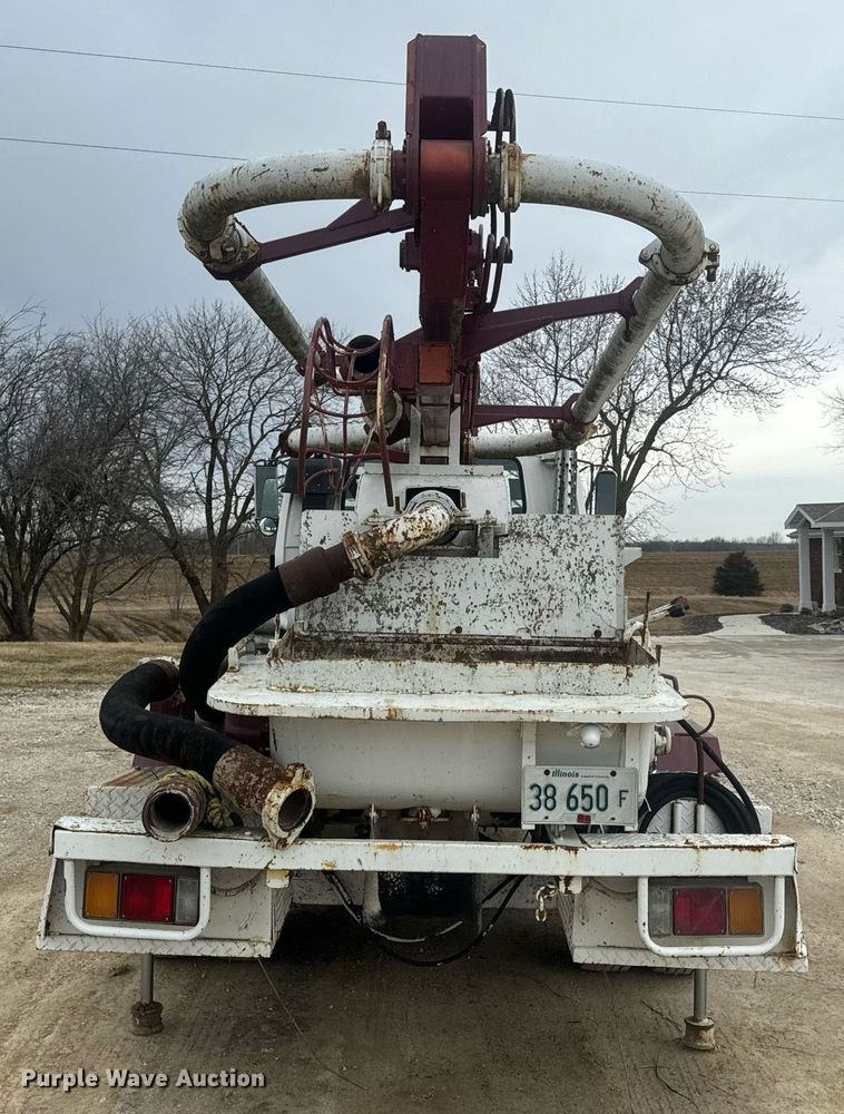 image for item EN5132 1995 Isuzu concrete pump truck