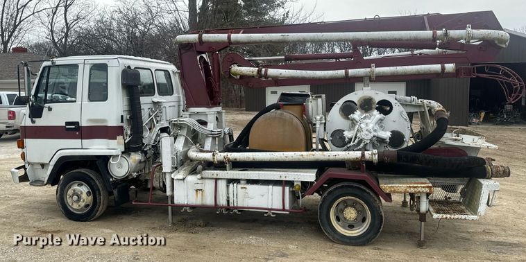 image for item EN5132 1995 Isuzu concrete pump truck
