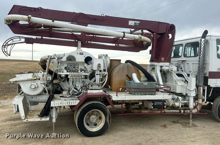 image for item EN5132 1995 Isuzu concrete pump truck