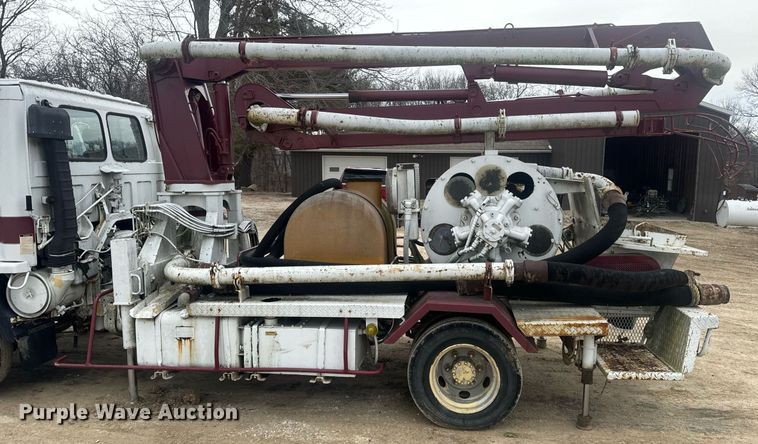 image for item EN5132 1995 Isuzu concrete pump truck