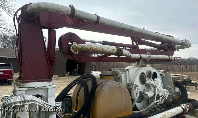 image for item EN5132 1995 Isuzu concrete pump truck