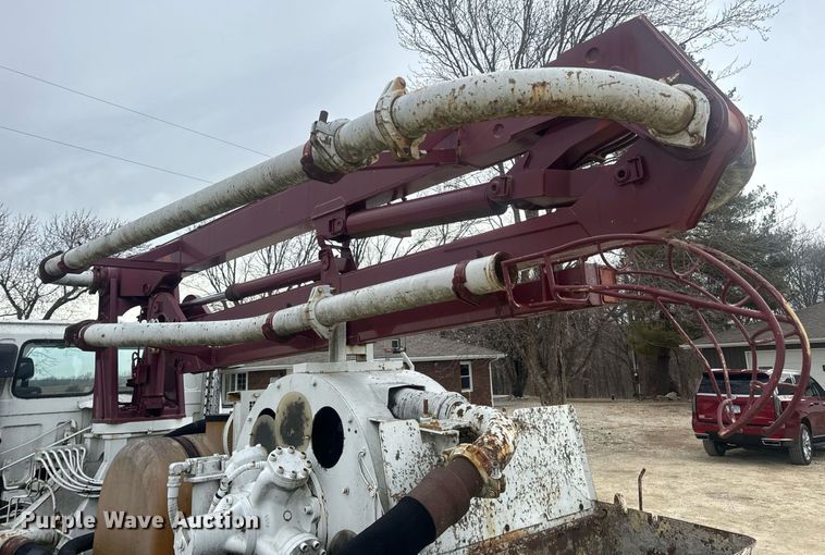 image for item EN5132 1995 Isuzu concrete pump truck