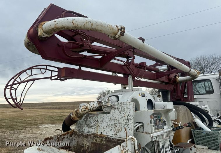 image for item EN5132 1995 Isuzu concrete pump truck