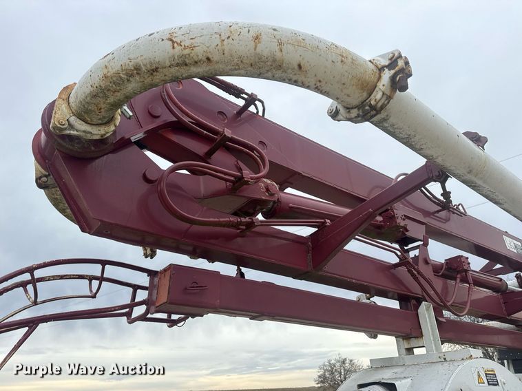 image for item EN5132 1995 Isuzu concrete pump truck