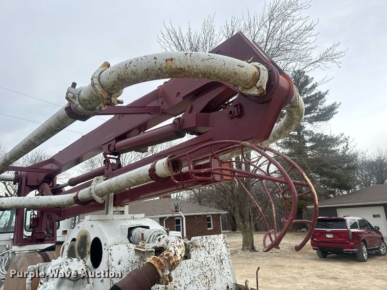 image for item EN5132 1995 Isuzu concrete pump truck